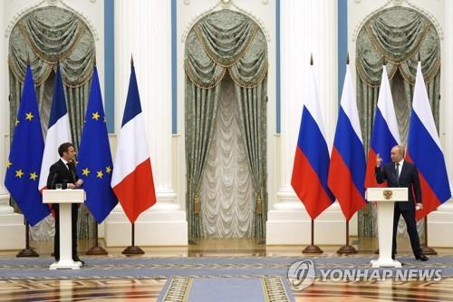 러시아 크렘린궁에서 기자회견하는 프랑스·러시아 정상