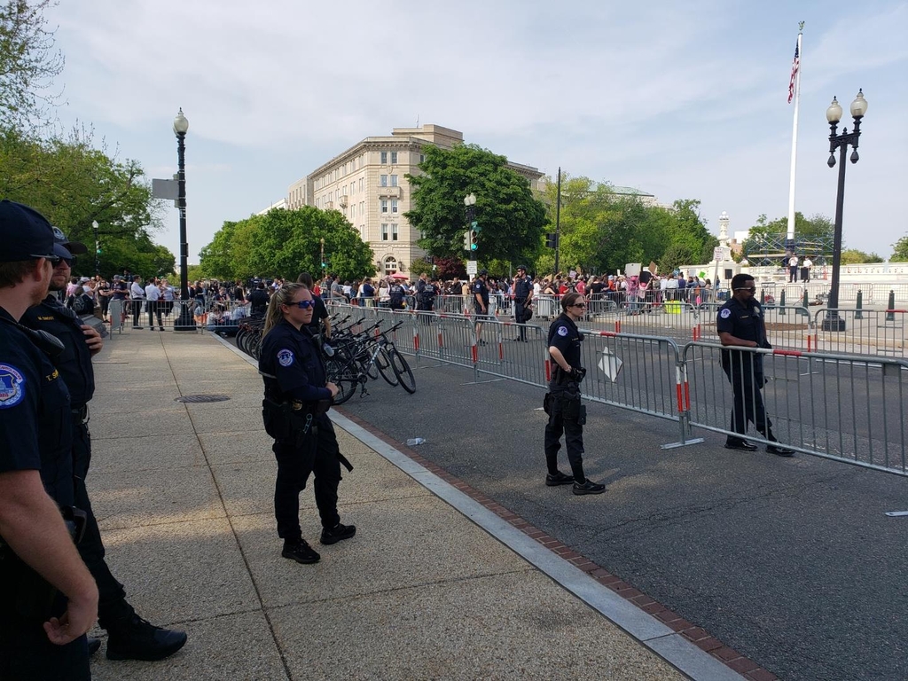 미 연방대법원 앞 도로 통제한 경찰