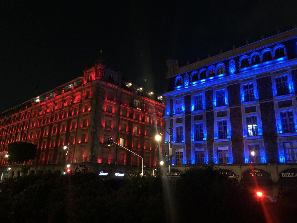 태극 빛깔 조명 켜진 멕시코시티 도심 건물
