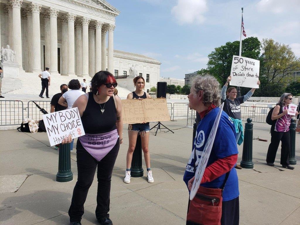 워싱턴DC 연방대법원 앞에서 언쟁을 벌이는 낙태 찬반 시위대 