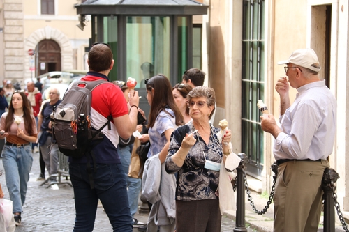 이탈리아 젤라토 즐기는 관광객들