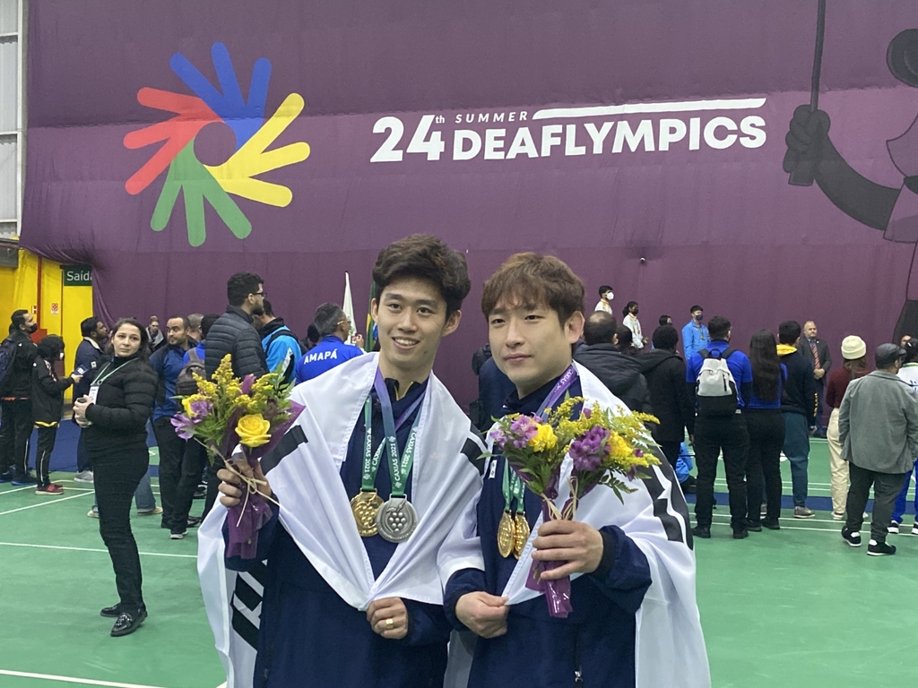 데플림픽 배드민턴 남자 복식 금메달 합작한 우지수(오른쪽)와 서명수