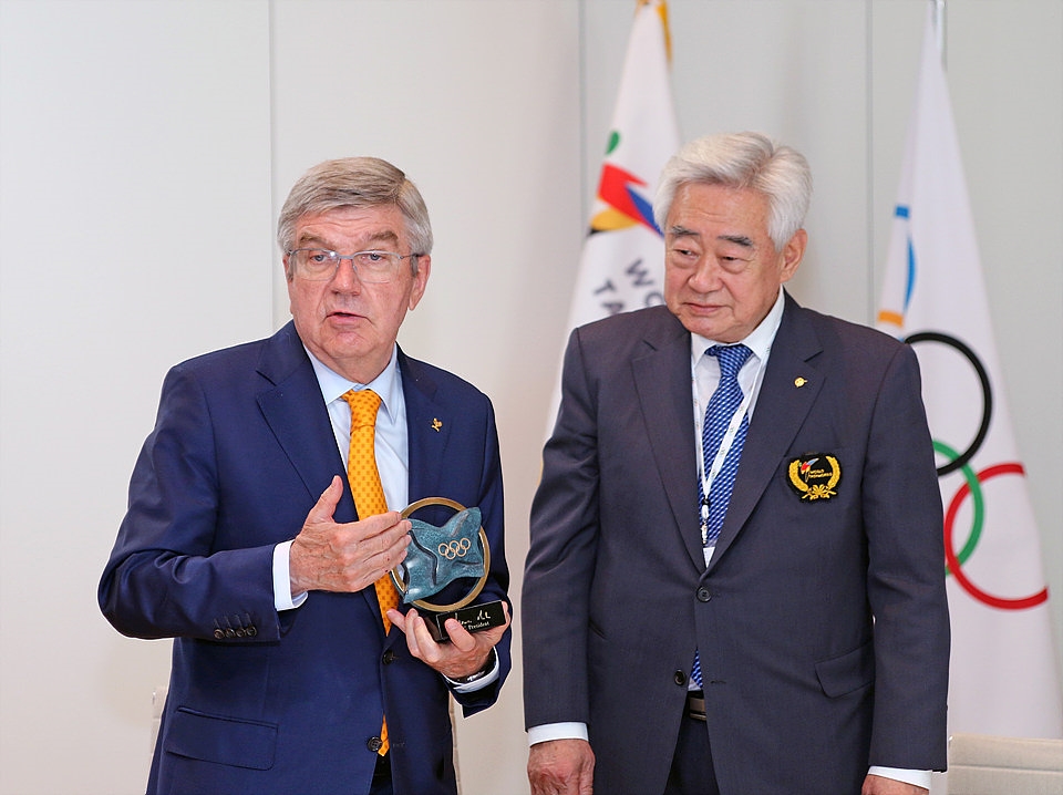 토마스 바흐(왼쪽) IOC 위원장이 조정원 WT 총재에게 'IOC 위원장 트로피'를 수여하는 모습.[세계태권도연맹 제공. 재판매 및 DB 금지]