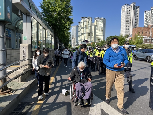 전장연, 용산 도로 한복판서 시위…출근길 교통 혼잡