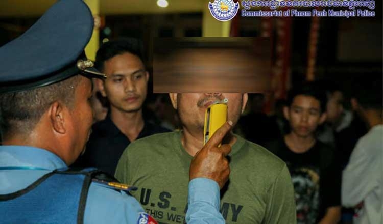 운전자를 상대로 음주 단속 중인 캄보디아 경찰