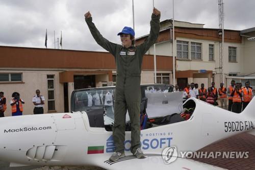 케냐에 도착한 세계 최연소 세계일주 비행 도전 10대 소년