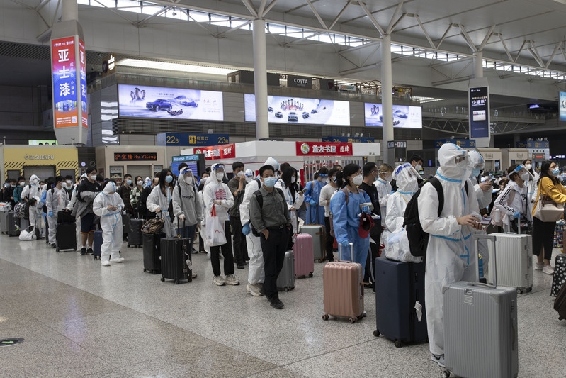 상하이 훙차오역에서 탑승 기다리는 승객들