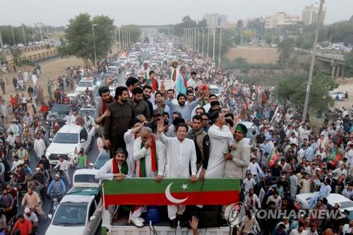  지지자들과 함께 반정부 시위를 벌이고 있는 임란 칸 파키스탄 전 총리.