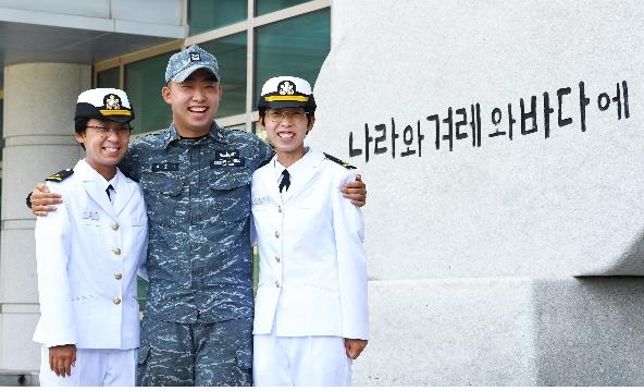 3남매 해군. 왼쪽부터 김유미 소위, 김정대 하사, 김성희 소위