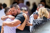 텍사스 총격 1주일 만에 첫 장례…21차례 눈물의 작별식(종합)
