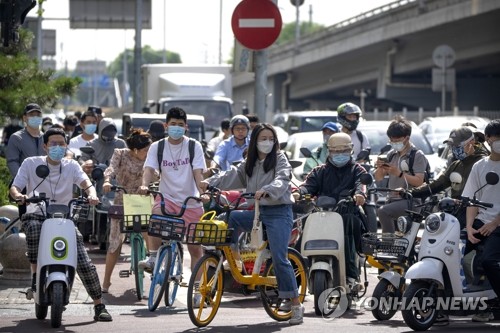 단계적 일상 회복에 나서는 중국 베이징 시민들
