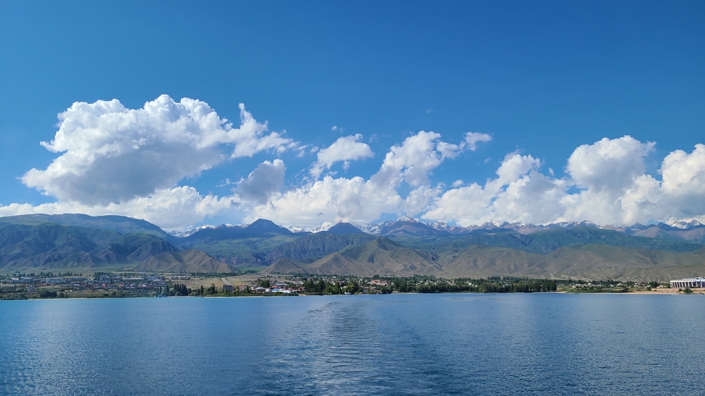 (이식쿨[키르기스스탄]=연합뉴스) 홍규빈 기자 = 8일(현지시간) 이식쿨 호수 위에서 바라본 총사르오이 마을 모습. 2022.6.8rbqls@yna.co.kr