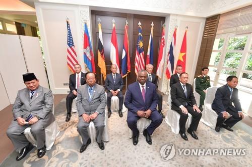 동남아시아 국방장관들과 만난 로이드 오스틴 미 국방장관(앞줄 가운데)2022.6.10
