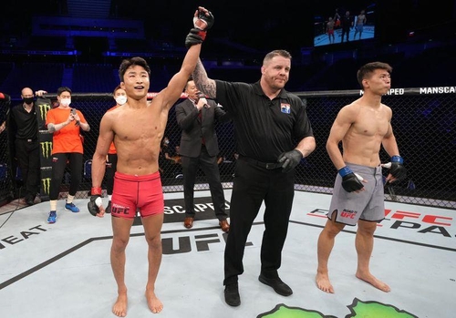 '로드 투 UFC' 8강전에서 승리한 페더급 이정영(왼쪽)