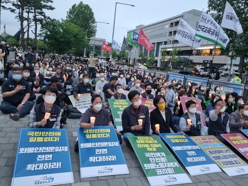 "안전운임제 확대하라"…화물연대·시민사회단체 촛불집회