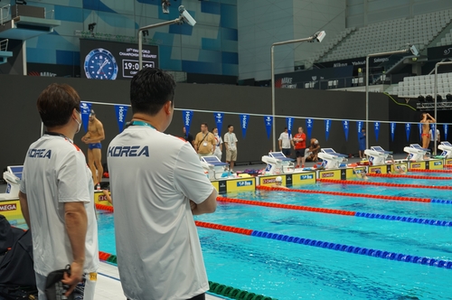 한국 경영대표팀 첫 훈련을 지켜보는 지도자들.