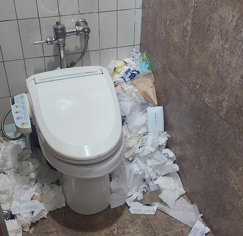 쓰레기로 넘쳐나는 청와대 연풍문 화장실