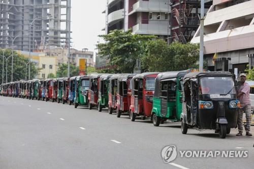 '경제난' 스리랑카 관공서도 문 닫는다…"대중교통 연료도 바닥"
