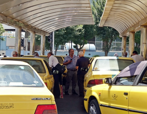 손님 기다리는 이란 테헤란의 택시 기사들
