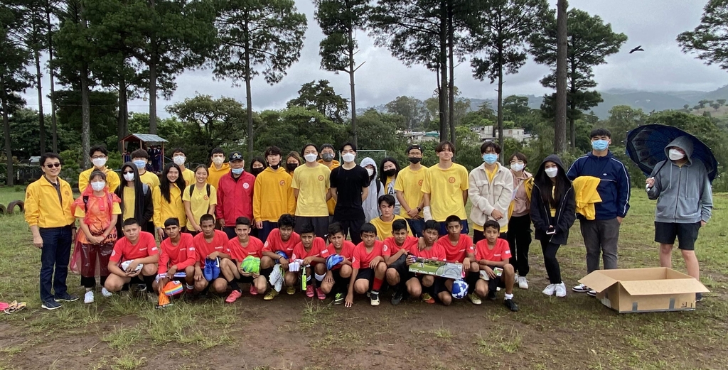 한미학교 학생들과 축구 경기 후 기념 촬영하는 장면