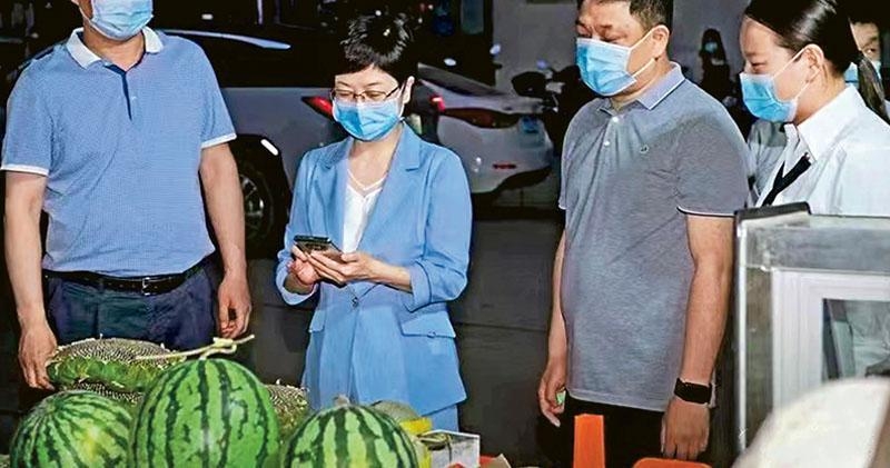 중국 허난성 관리들이 밤늦게 시장에서 쇼핑하는 모습.