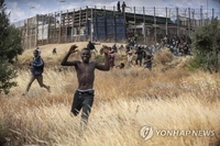모로코서 이주민 2천명 스페인령 월경하려다 18명 압사(종합2보)