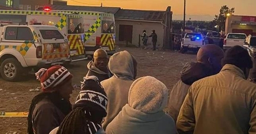 17구의 시신이 발견된 남아공 이스트런던의 나이트클럽 외부에 사람들이 몰려 있다.