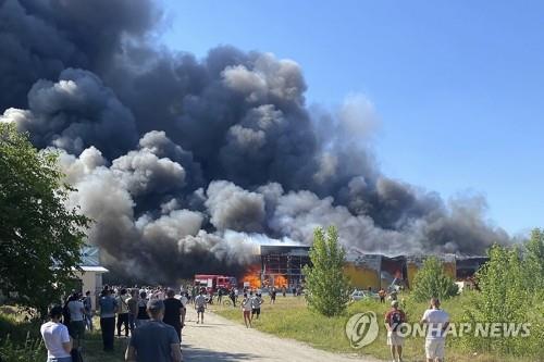 러군 미사일 폭격에 검은 연기 치솟는 우크라 쇼핑센터 
