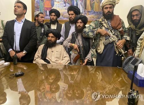 작년 8월 아프간 대통령실을 장악한 탈레반 조직원들