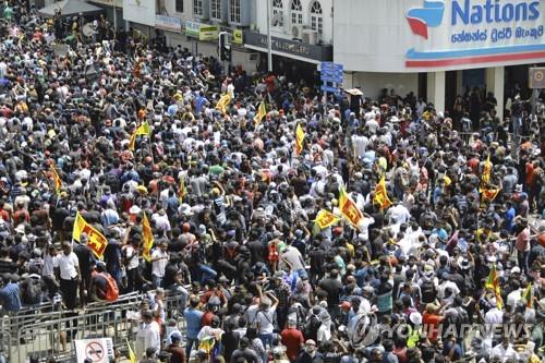 9일 스리랑카 콜롬보에서 정권 퇴진 시위를 벌이고 있는 시민.