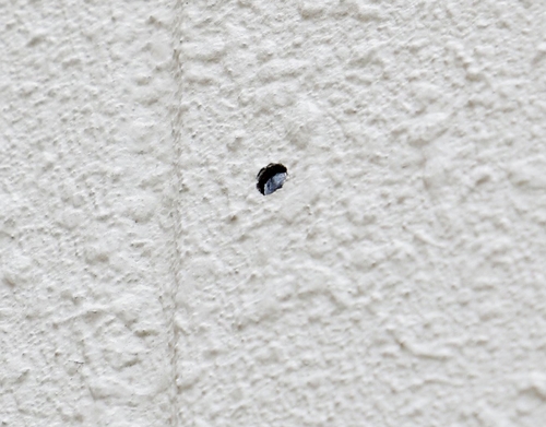 주차장 벽에서 발견된 탄흔 추정 구멍