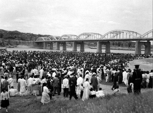 한국전쟁으로 파괴된 한강대교 복구 준공식에 참석한 시민들. 1958년 [서울역사 편찬원 제공]