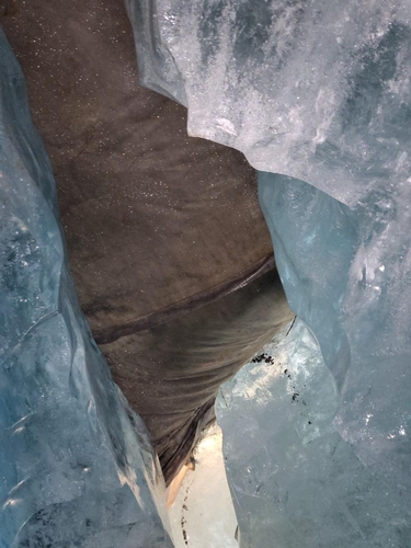 얼음 동굴이 녹아 생긴 구멍