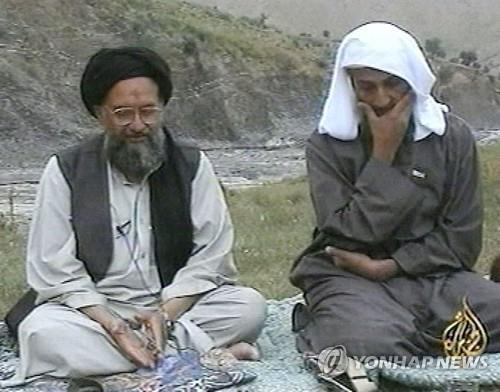 2002년 빈 라덴(오른쪽)과 함께 있는 알자와히리의 방송 영상 캡처