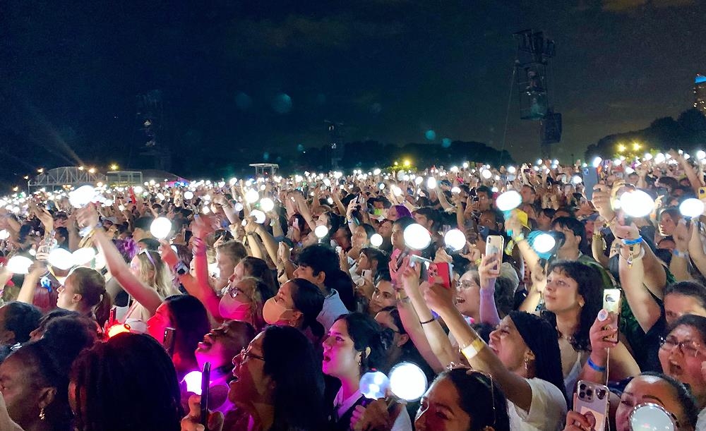 BTS 응원봉 '아미밤'으로 '2022 시카고 롤라팔루자' 축제 밝힌 제이홉 팬들