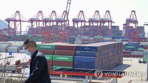 중국 최대 수출입 항구인 상하이 양산항