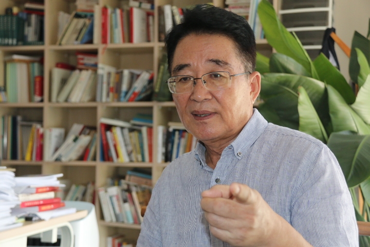 인터뷰하는 자오후지 전 중국공산당 중앙당교 교수