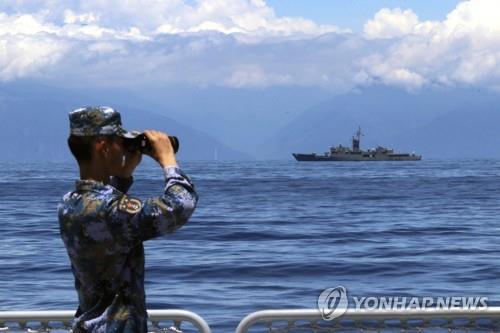 대만근처까지 접근한 군함서 대만쪽 바라보는 중국 병사