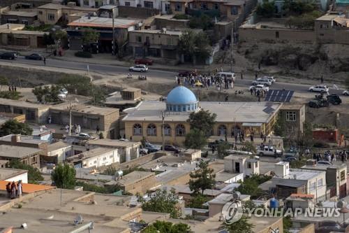 17일 자폭테러가 발생한 아프간 카불의 모스크.