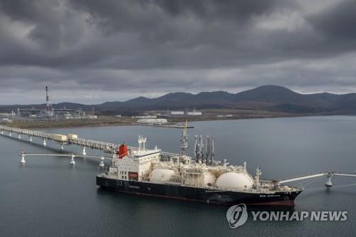 "러 사할린-2 운영사, 아시아 고객 LNG 수송 중단"