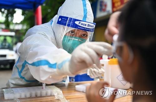 중국의 한 도시에서 코로나19 PCR 검사를 하는 모습
