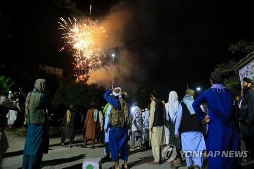 아프간 카불에서 미군 철수 1주년을 기념하며 폭죽을 터뜨리는 탈레반.