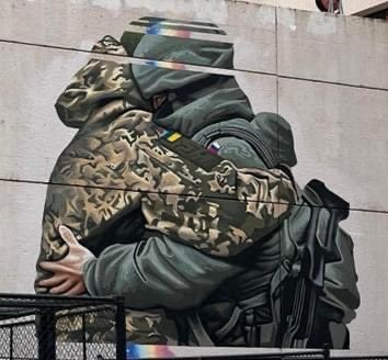 우크라 병사와 러시아 병사가 포옹하는 모습을 그린 3층 크기의 대형 벽화 