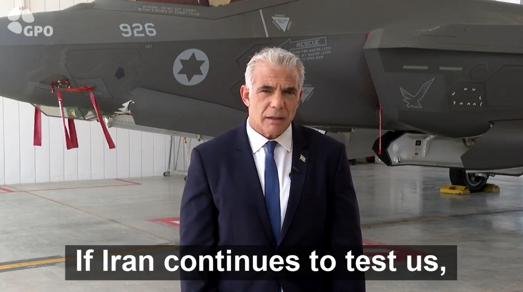 스텔스전투기 F-35 앞에서 이란에 경고 발언하는 야이르 라피드 이스라엘 총리.