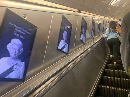 런던 지하철역 광고판 여왕 추모 사진