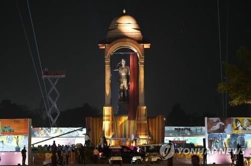  인도 뉴델리 중심 거리에 새롭게 설치된 수바스 찬드라 보스 조각상.