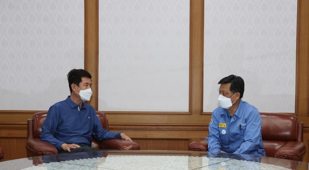 이야기하는 이강덕 포항시장(왼쪽)과 김학동 포스코 부회장
