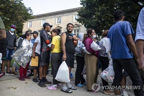 미국 부통령 관저 앞에 도착한 불법 이민자들