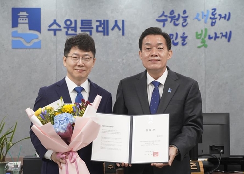 황인국(왼쪽) 수원시 제2부시장
