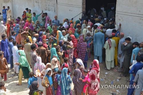 파키스탄 발루치스탄에서 구호 물품을 받으려고 줄을 선 이재민.